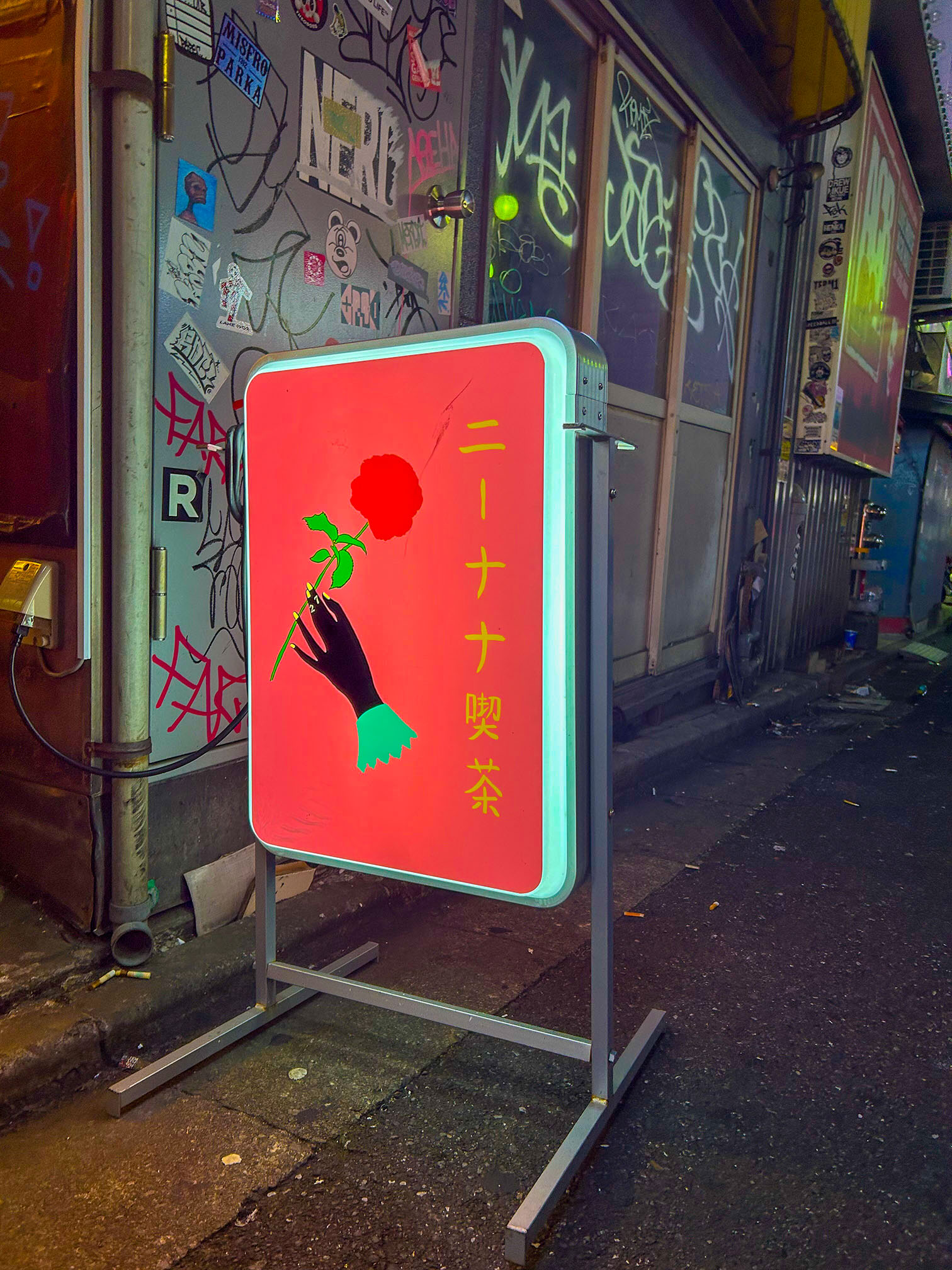 ニーナナ喫茶の赤い看板