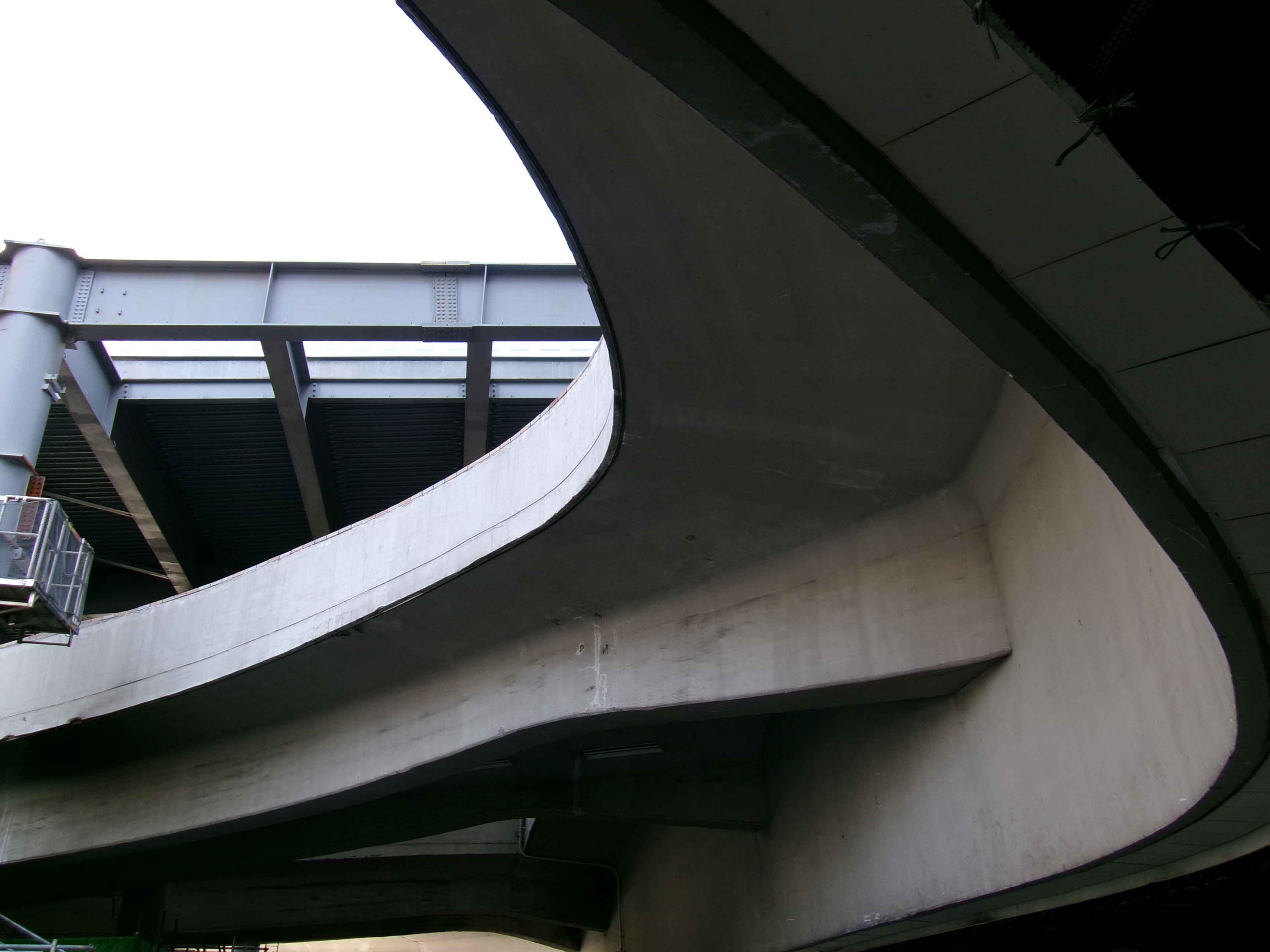 西口の螺旋車道の裏側