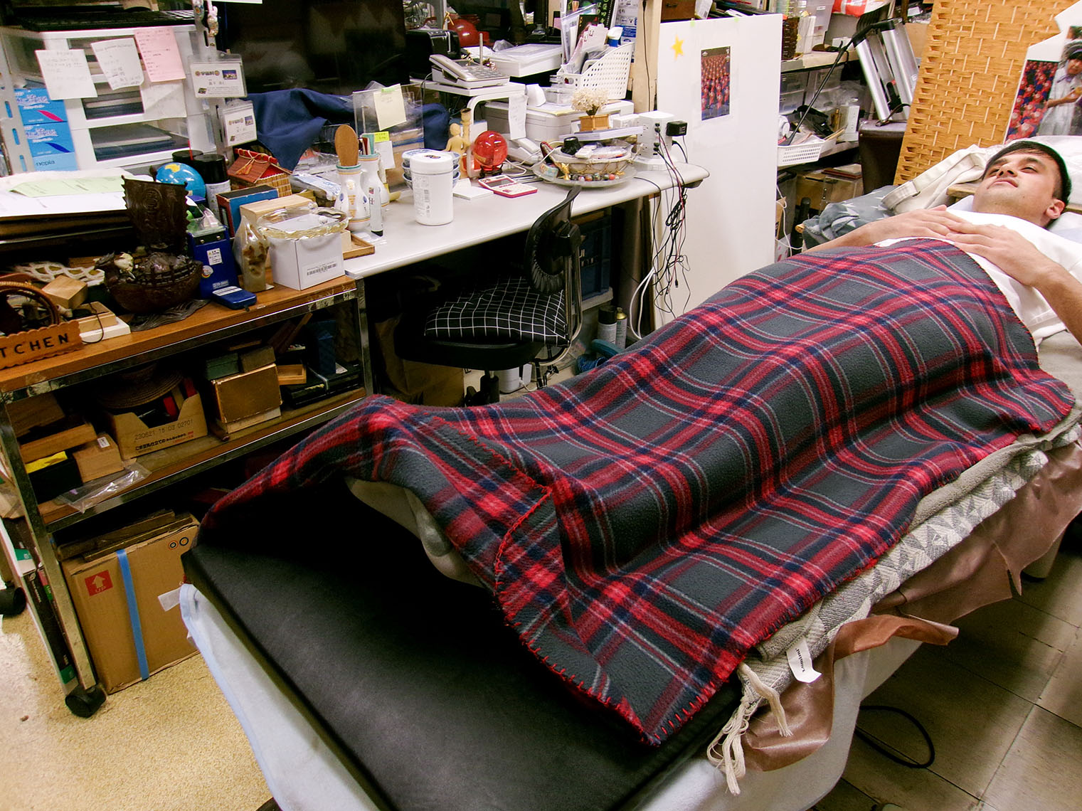 ミラクルパワー室のベッド、シーツの中に隕石パウダーが敷き詰められている。